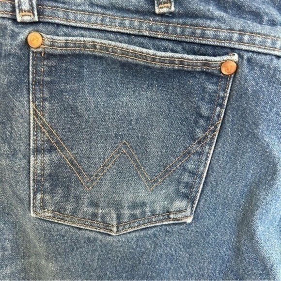 💋VTG Vintage Wrangler men’s distressed faded wallet pocket blue jeans 👖 36x34 - Picture 9 of 13